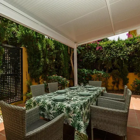Feriehus Beautiful Townhouse Walking Distance To The In Costabella, Marbella