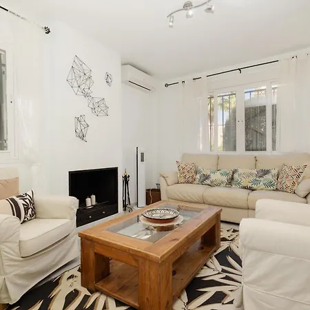 Beautiful Townhouse Walking Distance To The In Costabella, Casa vacanze