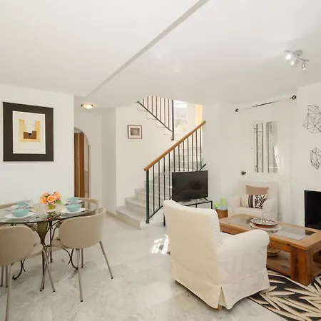 Beautiful Townhouse Walking Distance To The In Costabella, Hébergement de vacances *