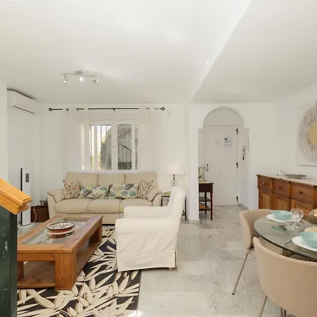Beautiful Townhouse Walking Distance To The In Costabella, 別荘 マルベーリャ