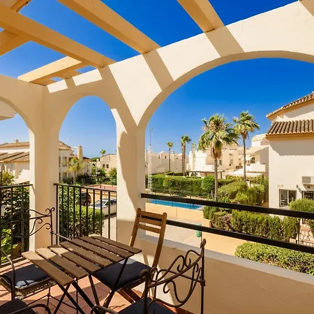 Beautiful Townhouse Walking Distance To The In Costabella, マルベーリャ