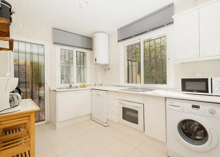Beautiful Townhouse Walking Distance To The In Costabella, 度假居 马尔韦利亚