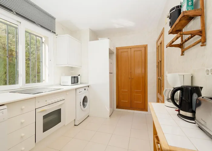度假居 Beautiful Townhouse Walking Distance To The In Costabella, 马尔韦利亚