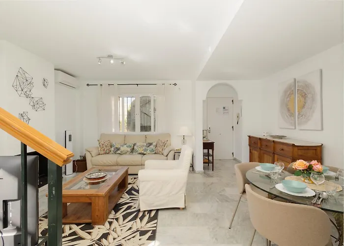 Beautiful Townhouse Walking Distance To The In Costabella, Будинок відпочинку Марбелья