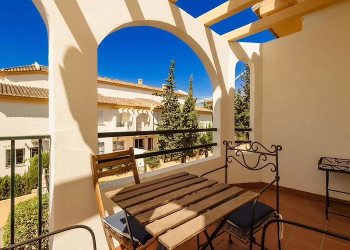 Beautiful Townhouse Walking Distance To The In Costabella, Будинок відпочинку Марбелья