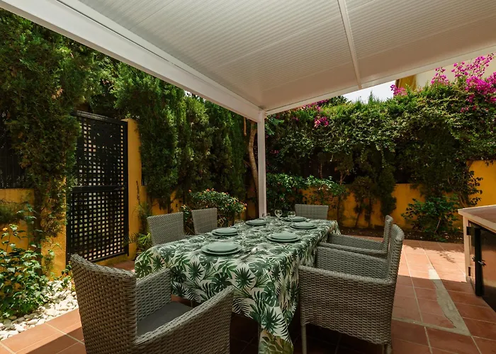 Будинок відпочинку Beautiful Townhouse Walking Distance To The In Costabella, Марбелья