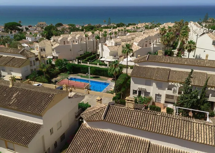 Beautiful Townhouse Walking Distance To The In Costabella, 度假居 马尔韦利亚