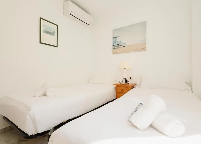 בית נופש Beautiful Townhouse Walking Distance To The In Costabella, מארבלה
