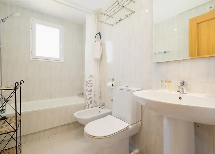 Beautiful Townhouse Walking Distance To The In Costabella, בית נופש